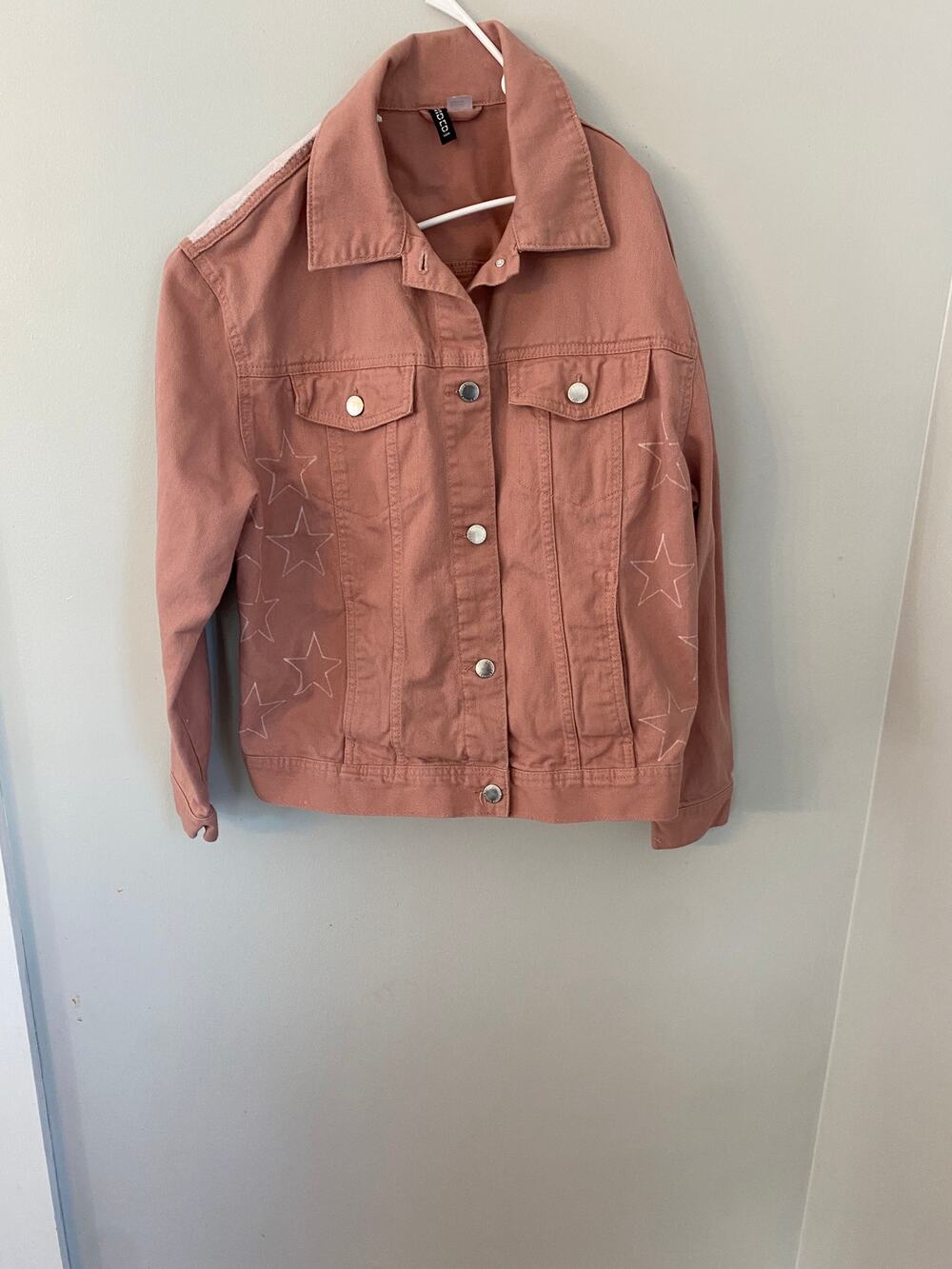 H&M PINK DENIM JACKET Size M "what would Dolly Do" painted on back with stars